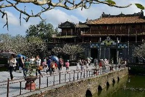 Tourists in Hue city. Photo: VNA